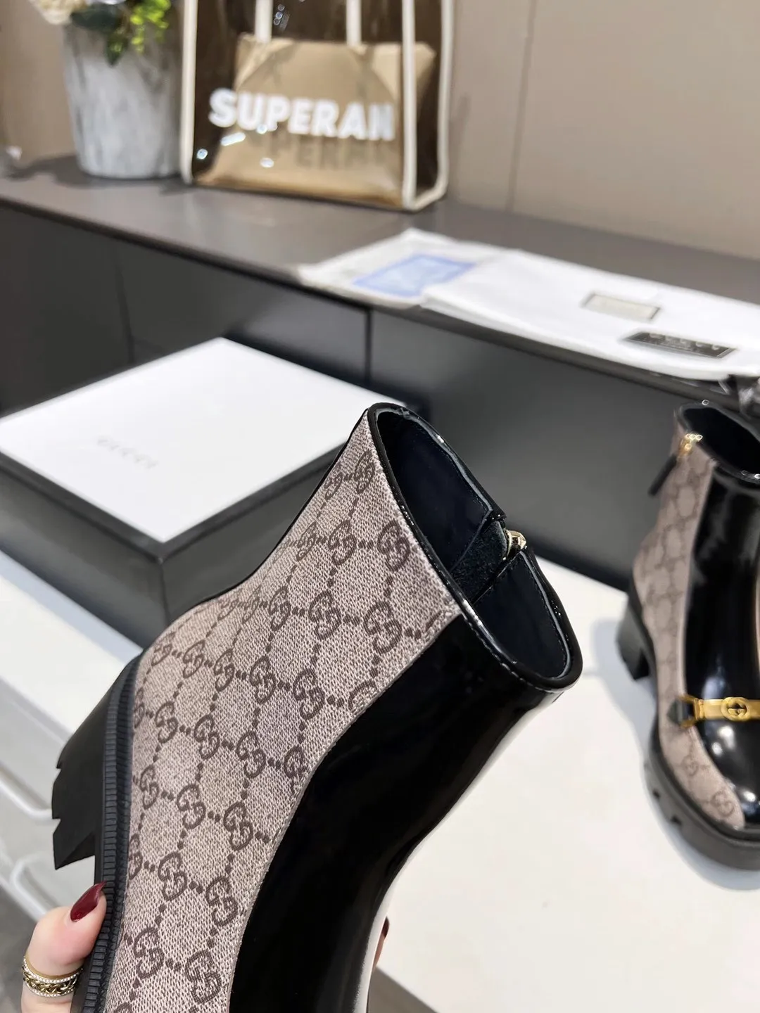 👟👟Ex-factory price 540👟👟 The new version of GUCCI is on sale...🔥 It has a retro British style and is decorated with metal LOGO on the front. Heel height: 6cm Fabric: Open edge beads ➕Special material, lining/foot pads: upgraded cowhide 🐂 Color: black Size: 34-40. (34 and 41 42 need to be customized) Packaging: Comes with card and cloth bag.